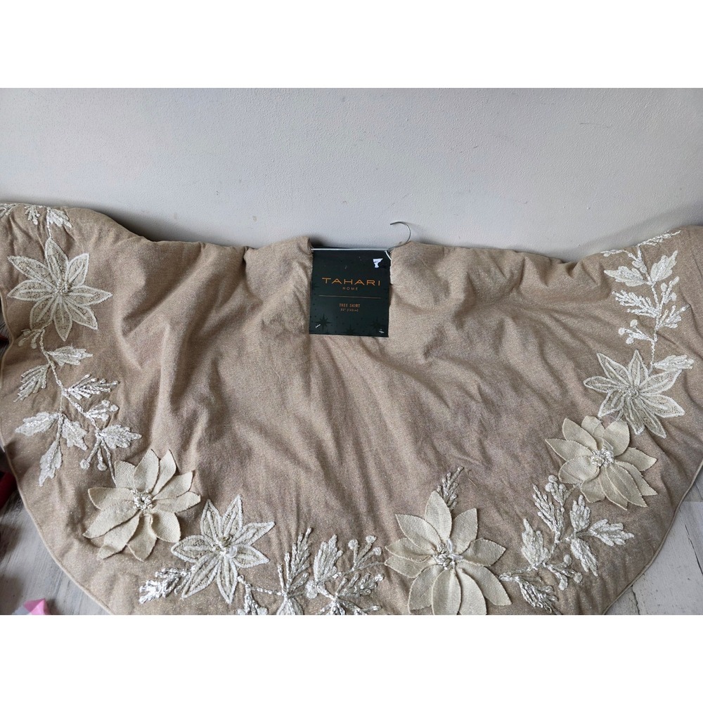 Tahari gold poinsettia 52" tree skirt rustic flowers‎ new cache-pied
